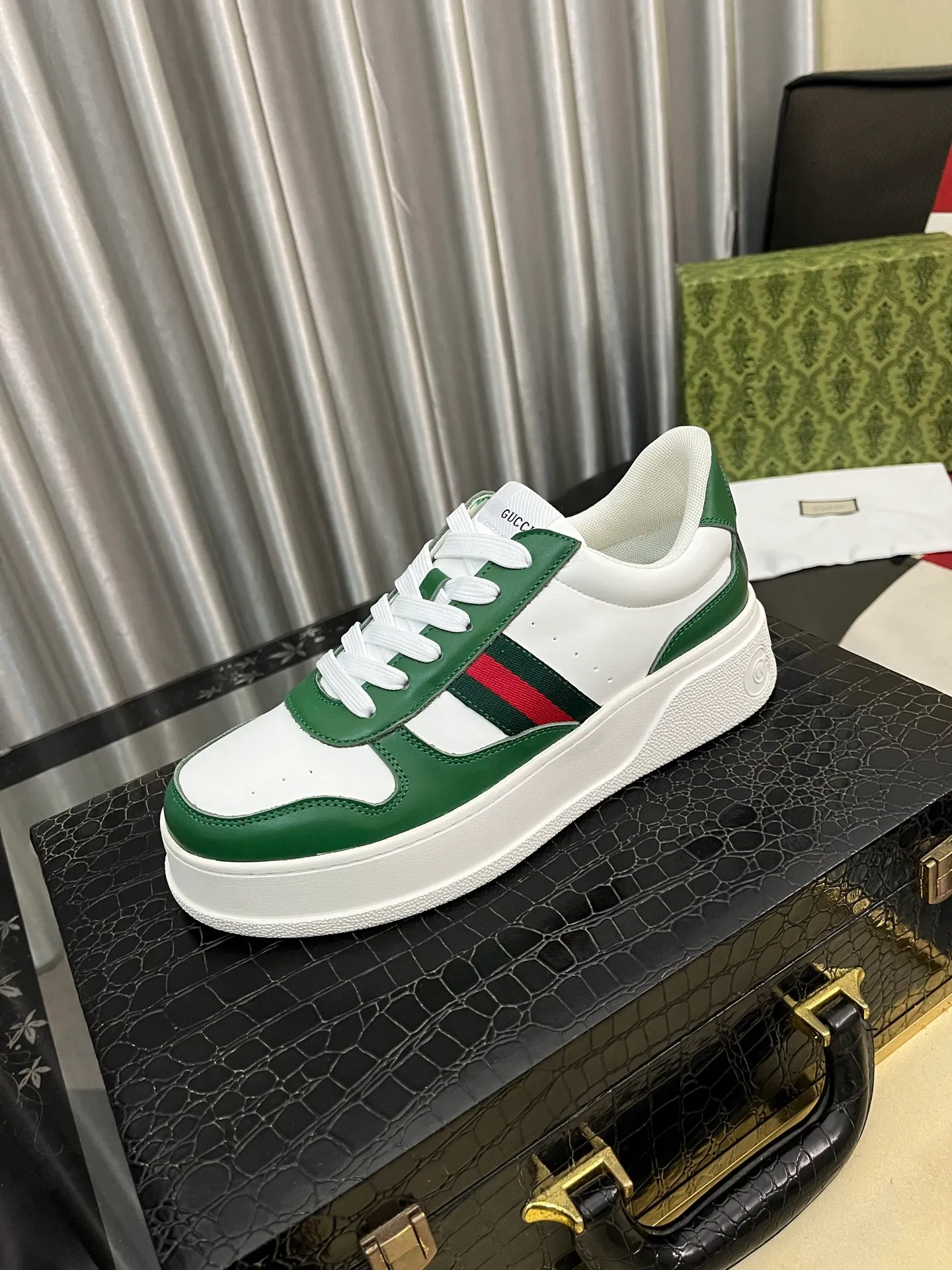Men's Men's Shoes💰: 380⌚️⌚️[GUCCI] Gucci men's latest white shoe series casual shoes! The official website is built 1:1. Upper: Made of imported cowhide, with electric embroidery ➕Inner lining: Made of high-quality first-layer pigskin, soft and comfortable. Picky material selection and exquisite workmanship give you the best enjoyment. Size: 38-444️⃣Colors available
